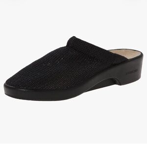 A’RCOPEDICO Anatomic Footwear in the Lightweight Clog